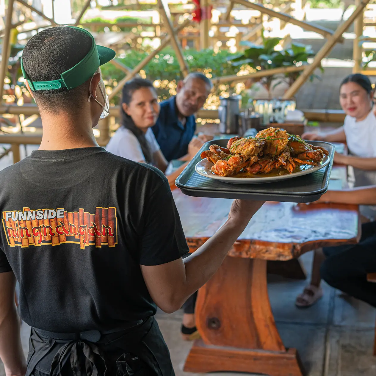 Funnside Photoshoot Waiter Serving To Family (1)